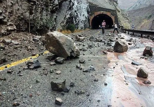 سقوط سنگ در جاده چالوس روی وانت نیسان+ عکس