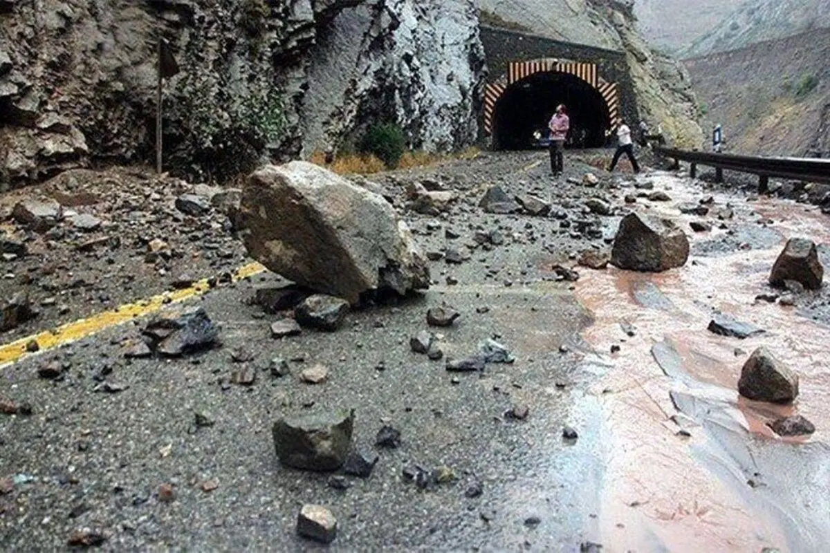 سقوط وحشتناک سنگ در جاده چالوس + فیلم