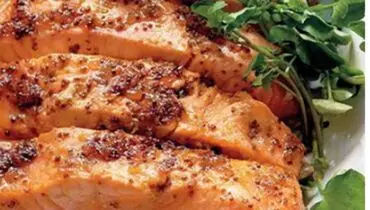 سالمونِ کبابی شده در کنار سبزیجات؛ یک وعده غذای سالم