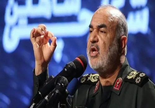 فرزندان سردار سلیمانی و دختر سردار سلامی در چهلم رهبر شهید