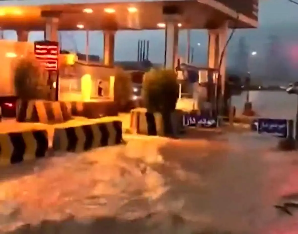 عوارضی را آب برد | آبگرفتگی آزادراه خرمآباد- پل زال را ببینید + فیلم