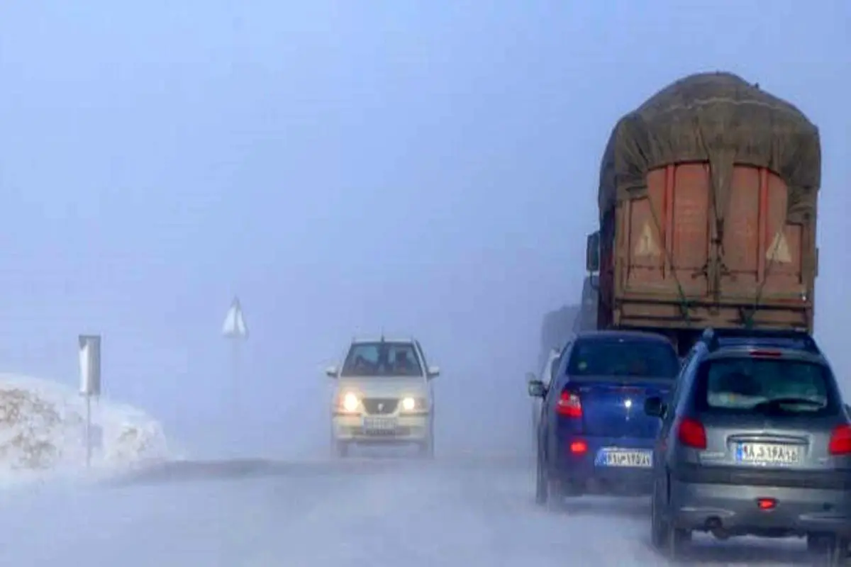 خودروها در جاده چالوس برف گیر شدند + عکس