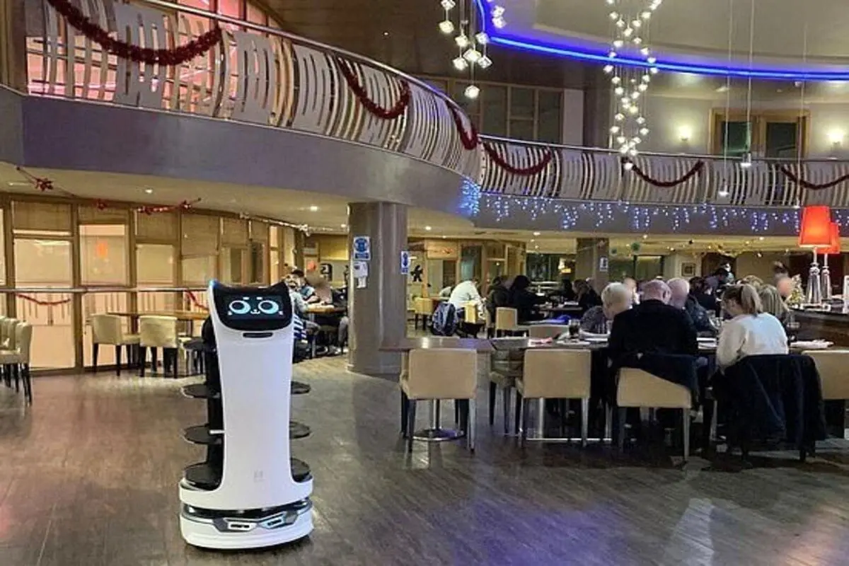 فعالیت روبات پیش‌خدمت در رستوران چینی + فیلم