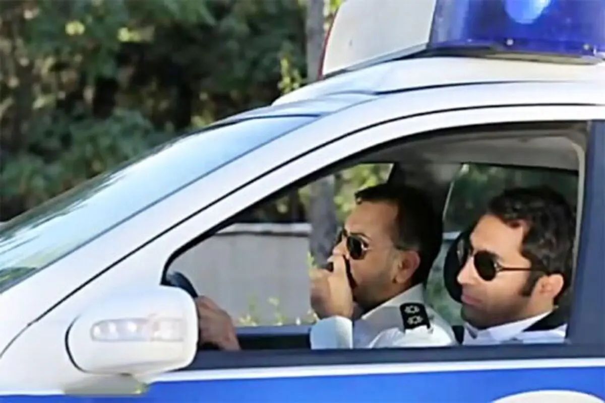 سکانس بمب خنده هادی کاظمی و محمدرضا هدایتی در ماشین پلیس! + فیلم