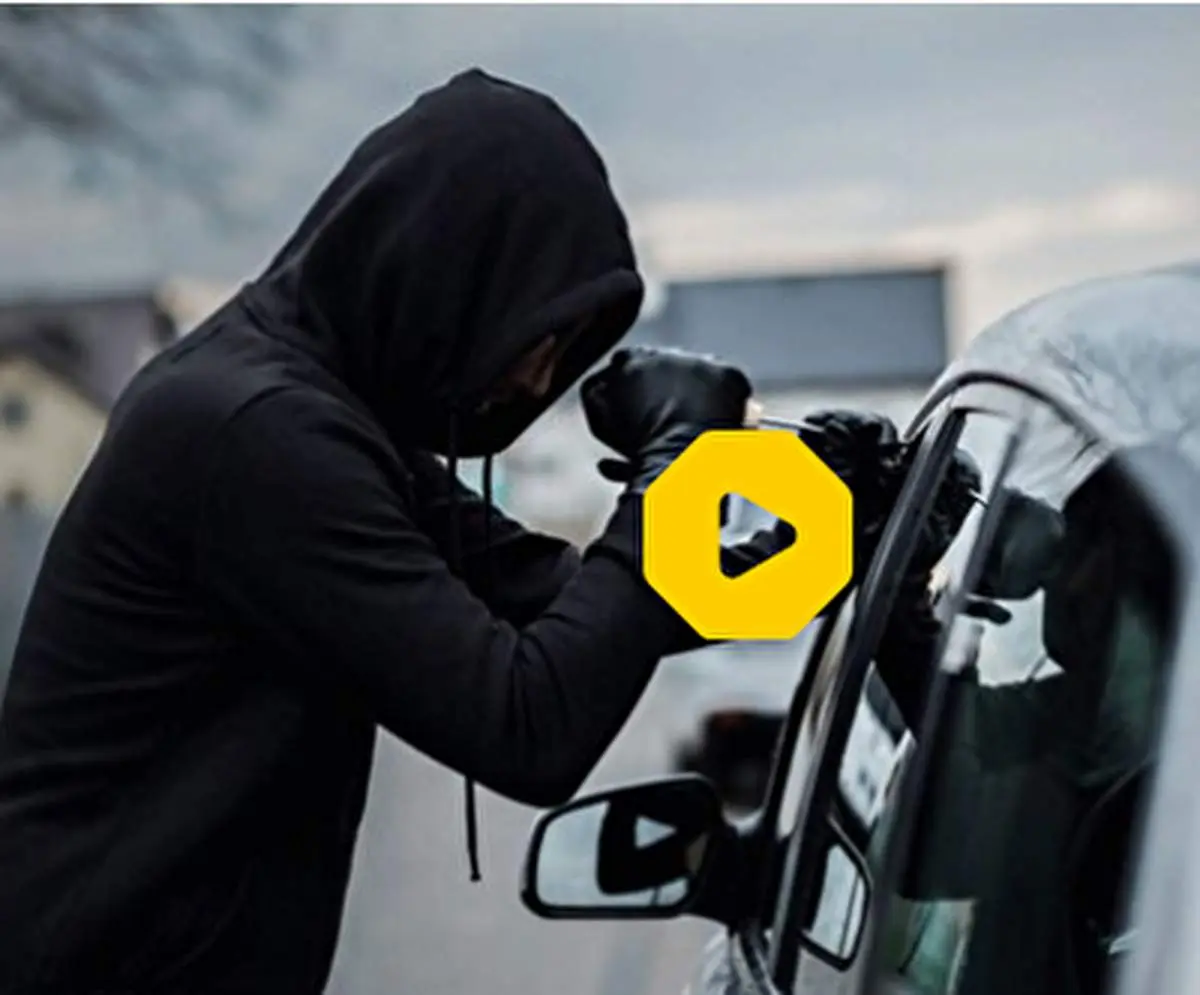 سرقت باطری پژو ۲۰۶ در روز روشن کمتر از ۲۰ ثانیه مقابل دوربین!+فیلم