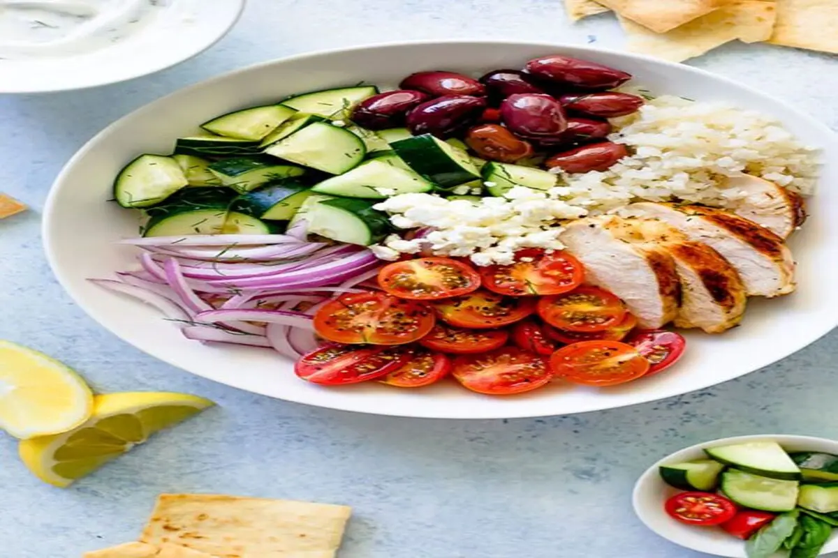 طرز تهیه سالاد یونانی؛ وعدهای خنک و پرفیبر