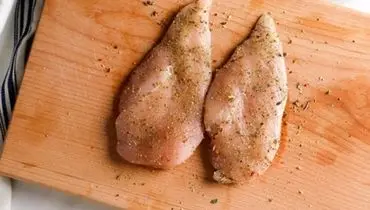 بهترین ادویه‌ها برای طعم‌دار کردن مرغاگه بخوایم همیشه مرغ رو یک جور طبخ کنیم احتمالا خسته کننده اس، همچنین طبخ مرغ بدون ادویه برای بیشتر آدم&zwnj;ها خیلی مطبوع نیست. امروز بهتون بهترین ادویه&zwnj;ها برای ترکیب شدن با مرغ رو معرفی میکنم که بیشترش توی آشپزخ