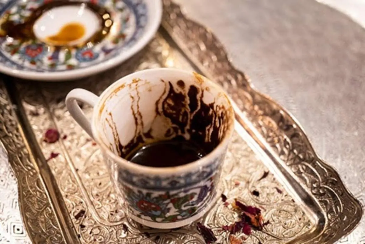 فال می‌خواهم، بر سر دوراهی مانده‌امفکر نکنید حالا که کرونا آمده، حالا که بیماری مثل خوره به جان بشریت افتاده، حالا که به خاطرش کسب و کارها تعطیل شده و شهرها در حالت نیمه قرنطینه فرو رفته،&zwnj; حالا که نمی&zwnj;شود آزادانه از شهری به شهر دیگر رفت و به لذت