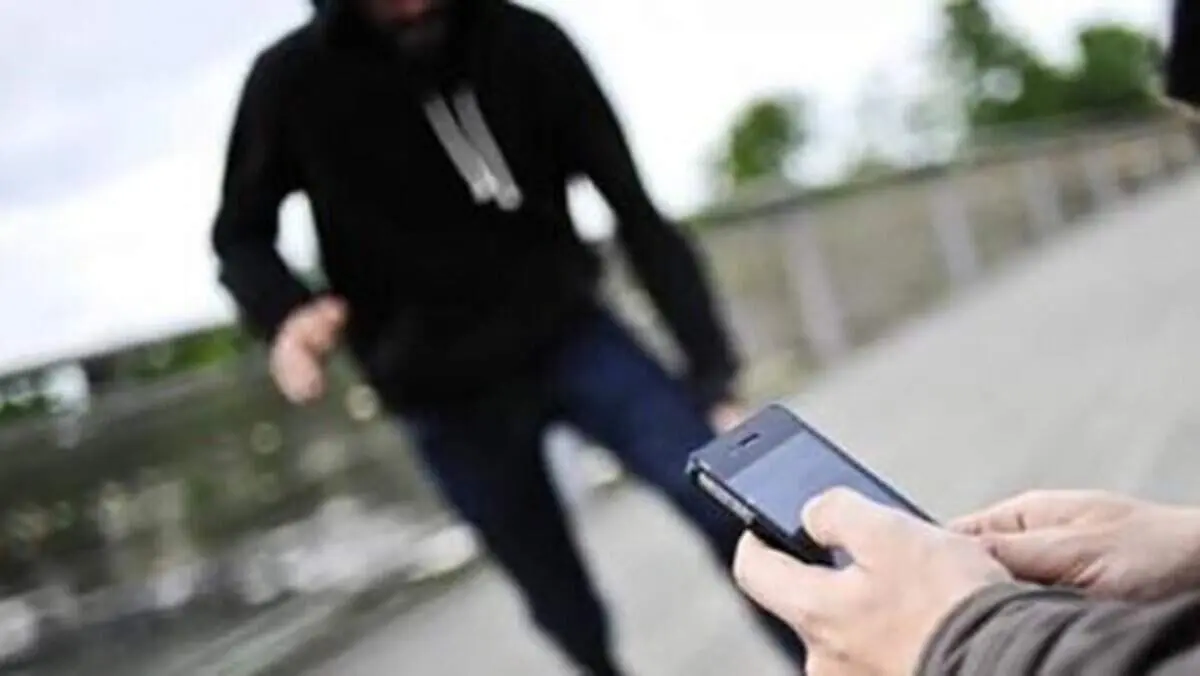سرقت مافوق سریع تلفن همراه در شیراز + فیلم