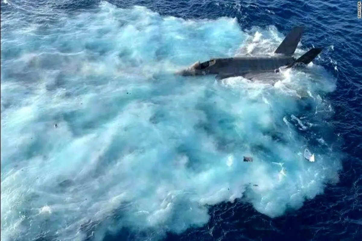 لحظه سقوط جنگنده F-۳۵ آمریکایی به داخل دریا + فیلم