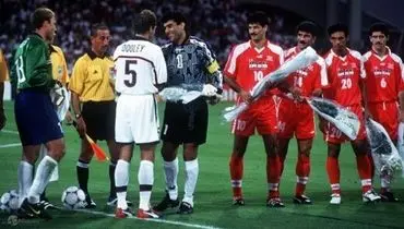 تصاویر دیده نشده از اعتراض بازیکنان تیم ملی در سال ۱۹۹۸ به حرکت ضد ایرانی قبل از مسابقه ایران و آمریکا + فیلم