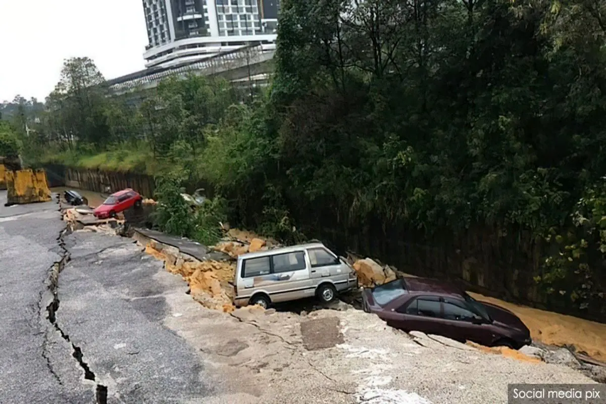 رانش زمین در مالزی؛ زمین چند خودرو را بلعید + فیلم