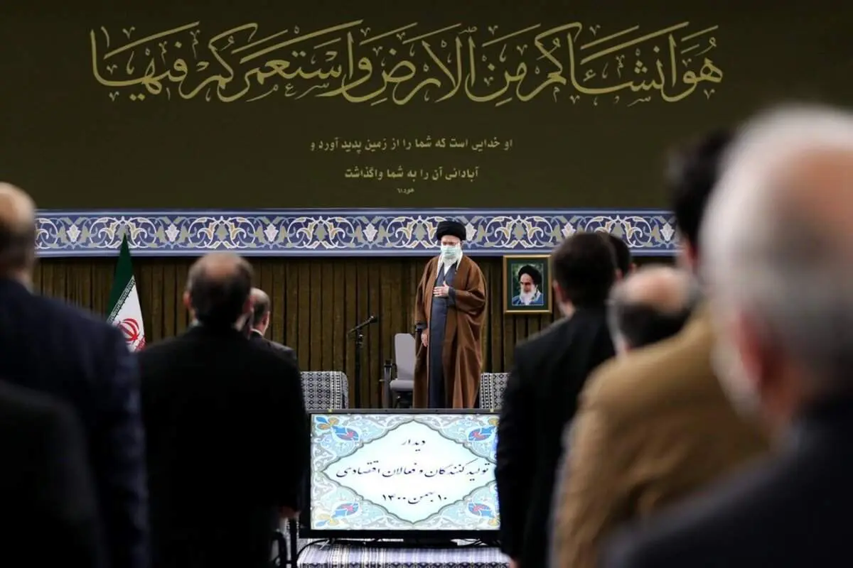 معنی آیه نصب شده در سخنرانی رهبر انقلاب در دیدار فعالان اقتصادی + عکس