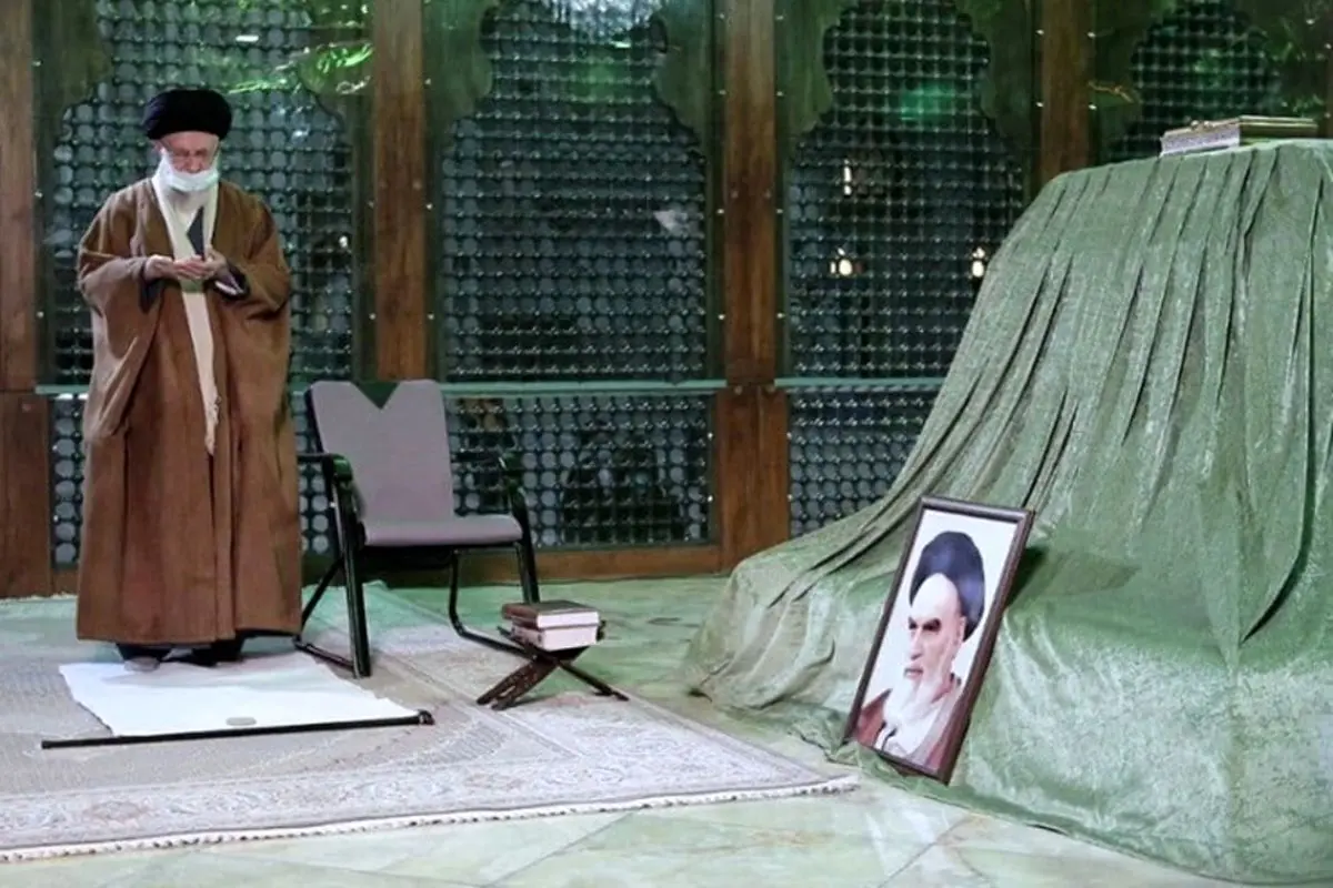 رهبر انقلاب اسلامی در مرقد مطهر امام خمینی(ره) حضور یافتند