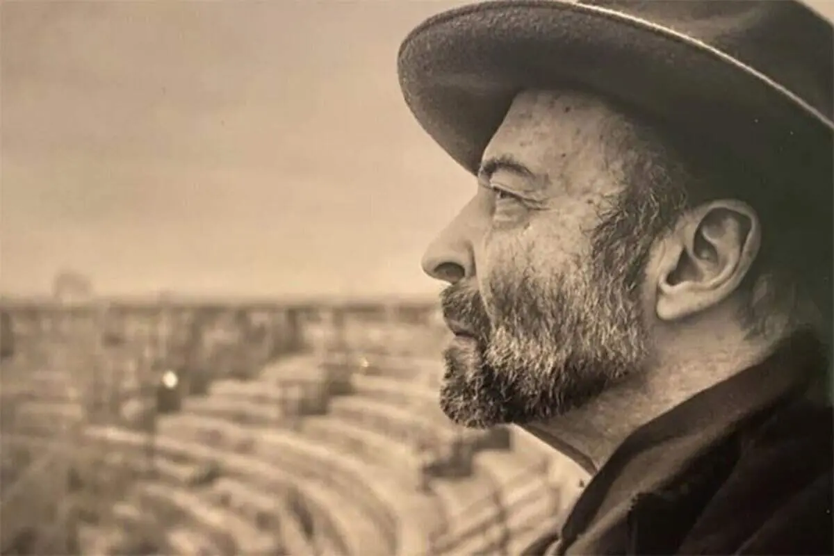 تراژدی مرگ عکاس مشهور سوئیسی مقابل دیدگان بی تفاوت رهگذران در پاریس + فیلم