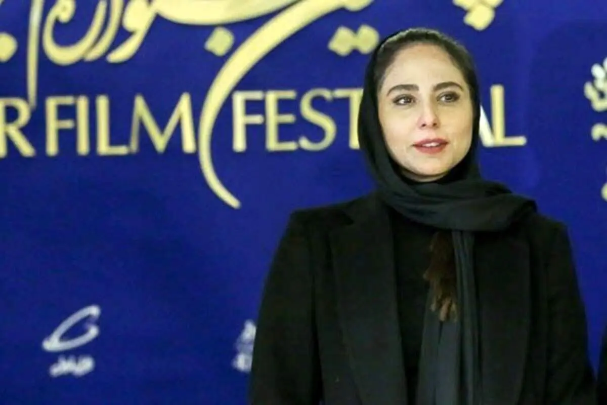 ژست‌های عجیب رعنا آزادی‌ور مقابل دوربین‌های عکاسان در جشنواره فجر + فیلم