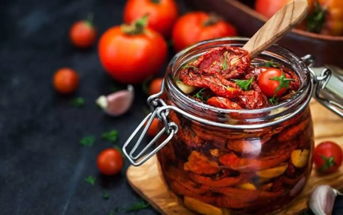 طرز تهیه گوجه خشک؛ این خوشمزه‌ی تابستانی