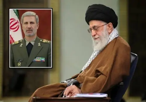 قاب خاص امیر حاتمی در حال نشانه‌گیری با مسلسل در کنار سپهبد باقری