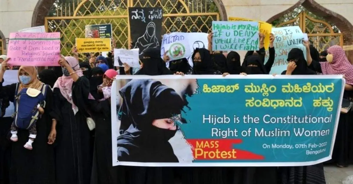 تظاهرات دختران مسلمان هند علیه ممنوعیت حجاب + فیلم