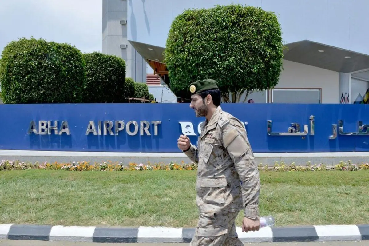 اولین تصاویر از داخل فرودگاه ابها عربستان در لحظه حمله پهپادی + فیلم