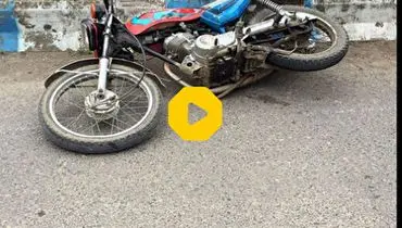 تصادف هولناک یک موتورسوار بی‌احتیاط با عابر پیاده+فیلم