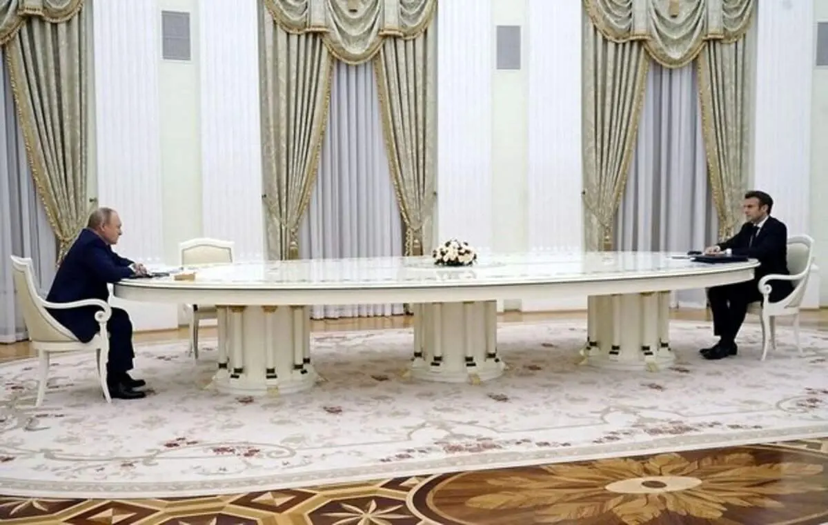 افشاگری رویترز از علت فاصله روسای جمهور فرانسه و روسیه در دیدار حضوری