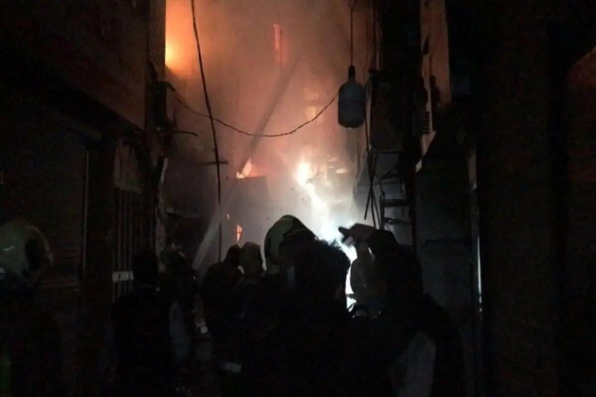 حادثه آتش‌سوزی در «تیمچه حاجب‌الدوله» بازار تهران + جزئیات/ آتش به ۳۰ مغازه سرایت کرد
