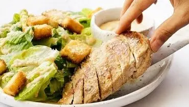 طرز تهیه سالاد سزار با مرغ سوخاری به سبک رستوران‌ها