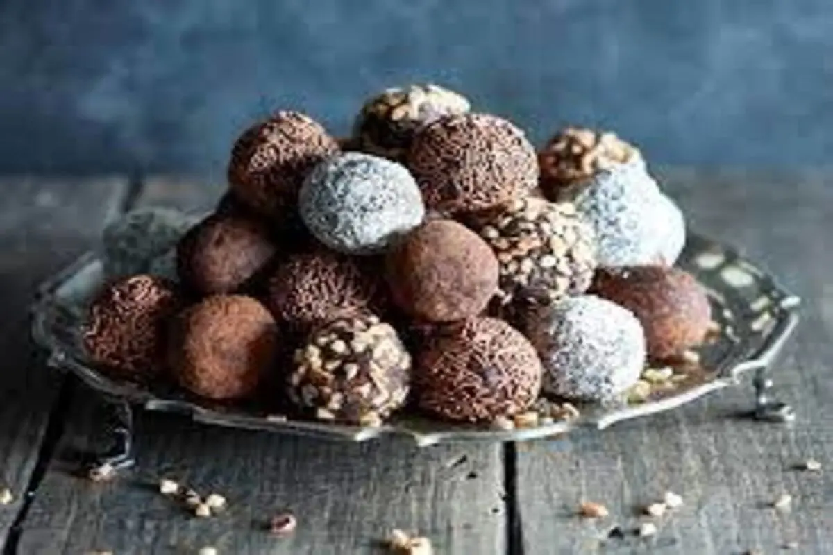 طرز تهیه ترافل شکلات تلخ و بادام+ فیلم