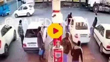 لحظه آدم‌ربایی عجیب در پمپ بنزین توسط راننده تیبا در زاهدان!+ فیلم