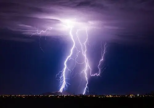 سرعت و گرمای فوق العاده بالای صاعقه در هنگام برخورد با آب را ببینید+ فیلم
