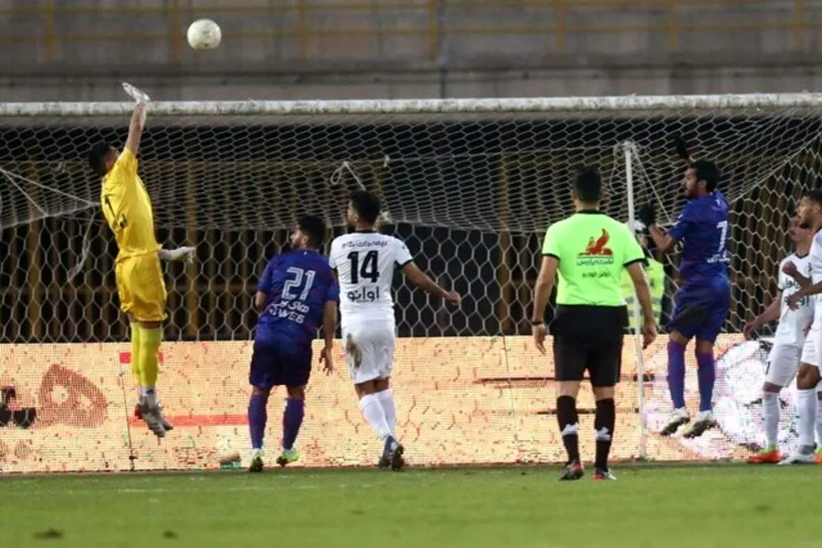 خشم "هوادار" از تصمیم‌های داور!