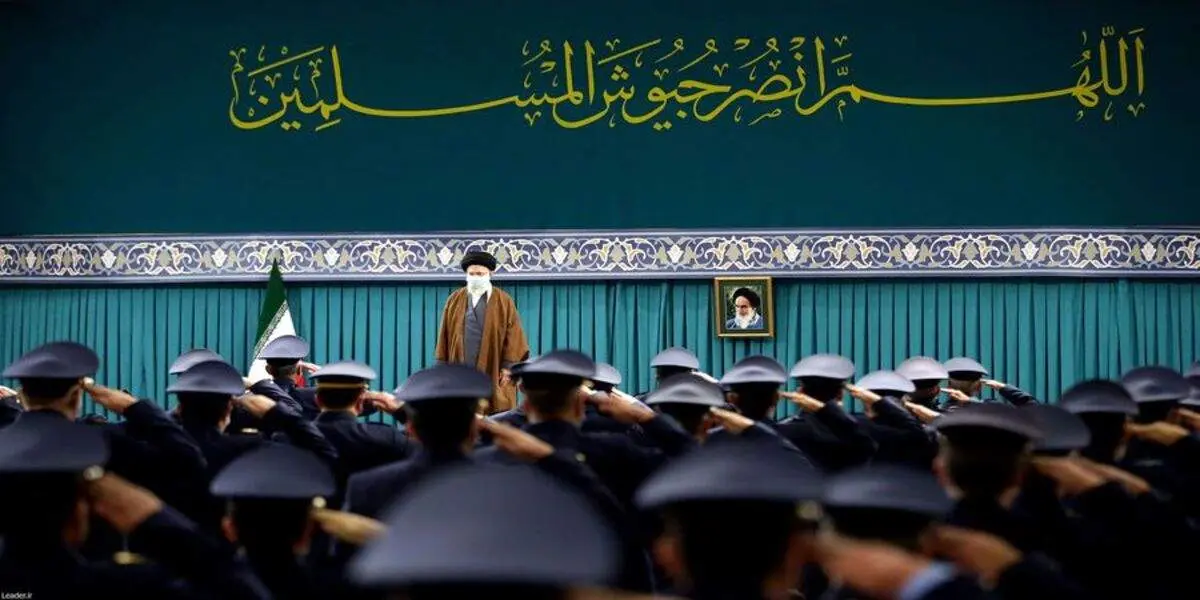 تصویری جالب از احترام نظامی رهبر انقلاب در دیدار با فرماندهان نیروی هوایی + عکس