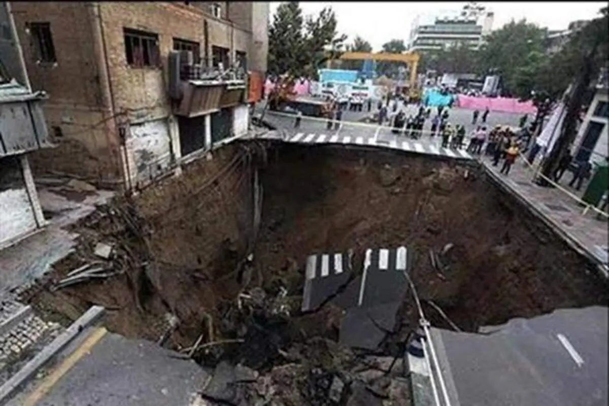 فرونشست ناگهانی زمین و سقوط خسارت‌بار یک وانت در لرستان + فیلم