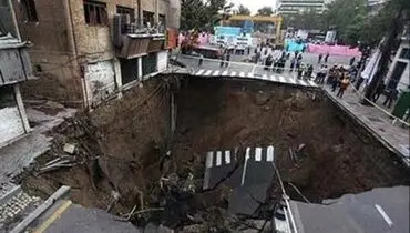 فرونشست ناگهانی زمین و سقوط خسارت‌بار یک وانت در لرستان + فیلم