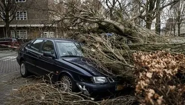 طوفان آخر الزمانی در انگلیس | وزش باد مردم را از روی زمین بلند کرد + فیلم