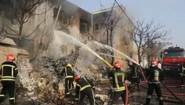 فیلمی از هواپیمای جنگی سقوط کرده در تبریز و برخورد آن با یک خودرو