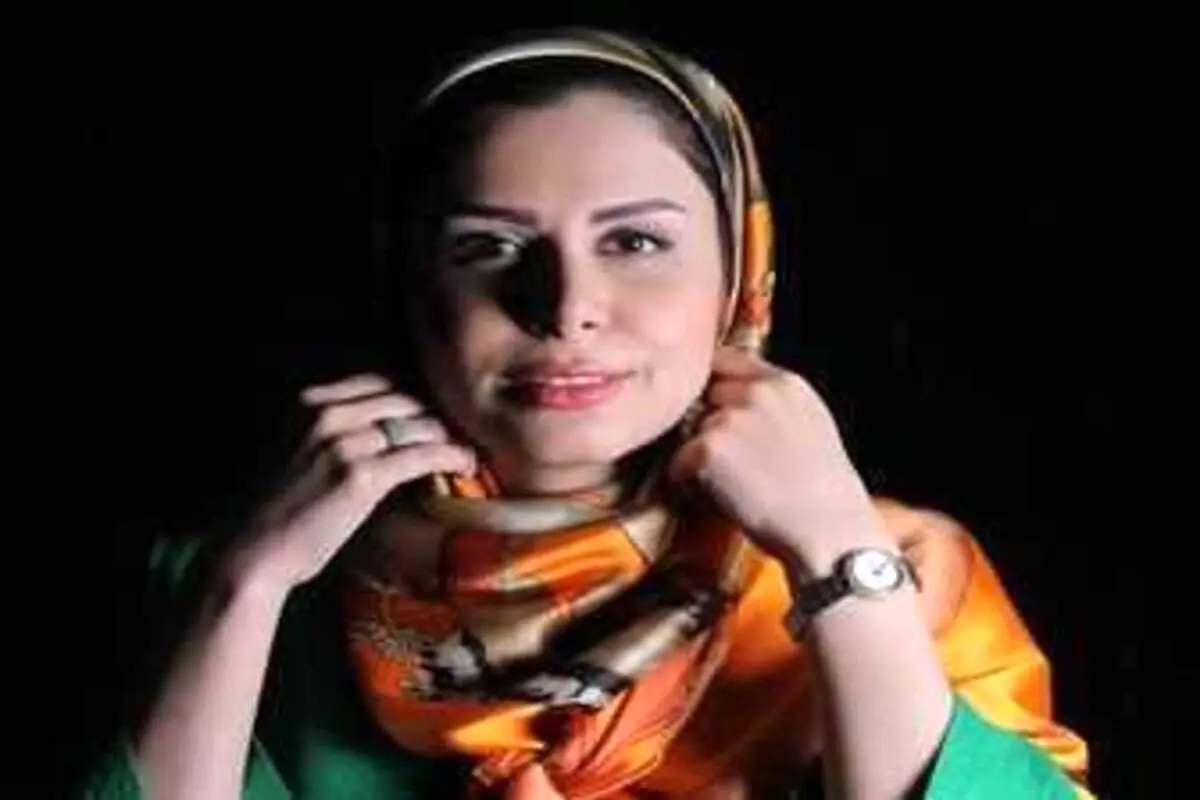 آرایش غلیظ خانم مجری ایرانی در منزل + عکس