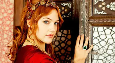 قاب خانوادگی مریم اوزرلی ، بازیگر زیبای خرم سلطان در کریسمس