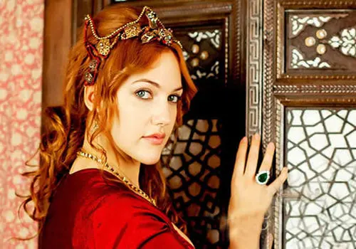 قاب خانوادگی مریم اوزرلی ، بازیگر زیبای خرم سلطان در کریسمس