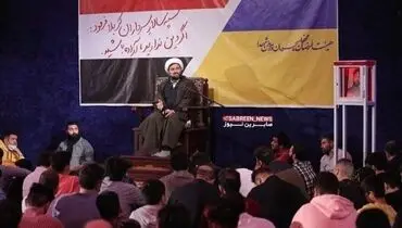نصب پرچم اوکراین در یک مراسم مذهبی + عکس