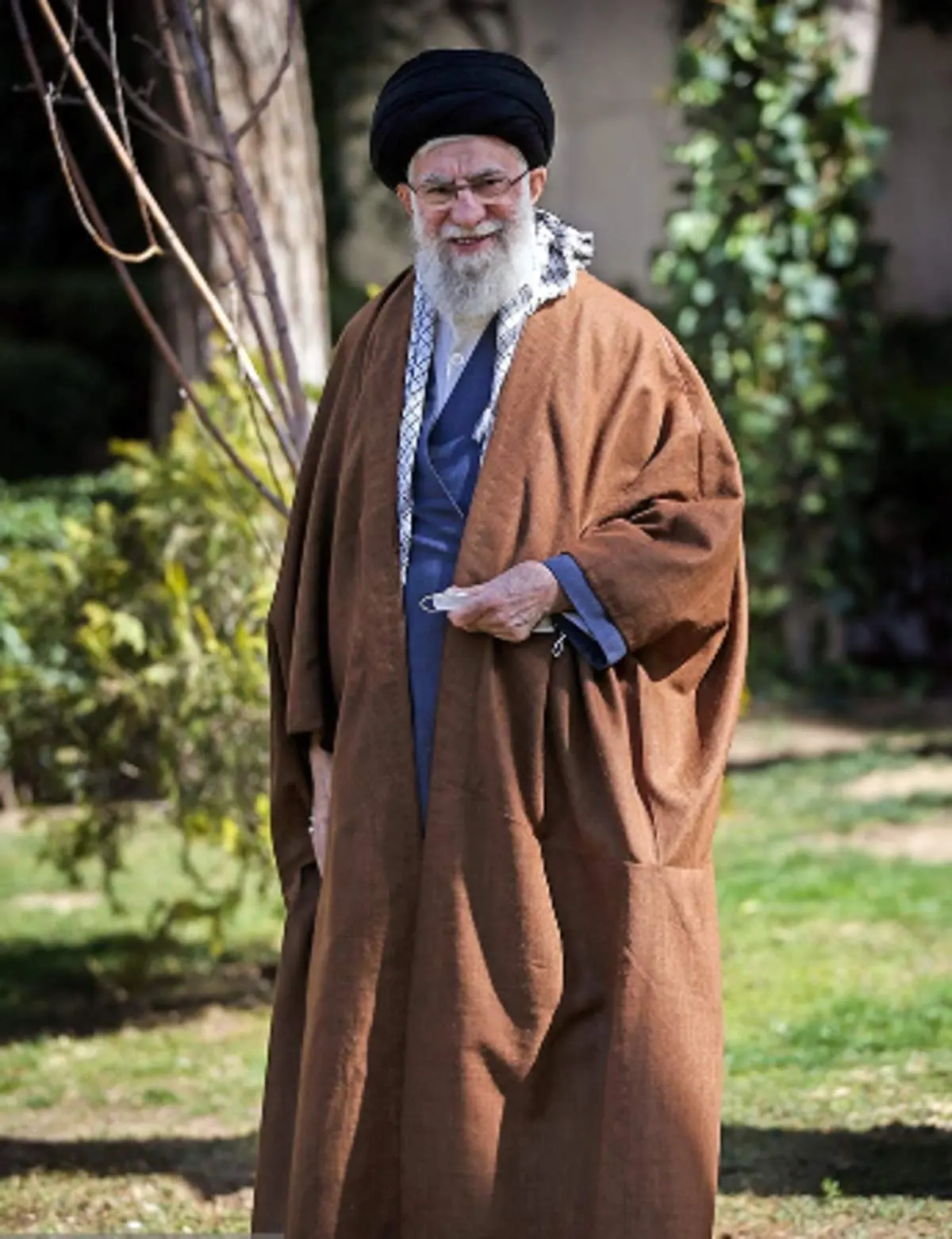 کاشت نهال به مناسبت روز درختکاری توسط رهبر معظم انقلاب