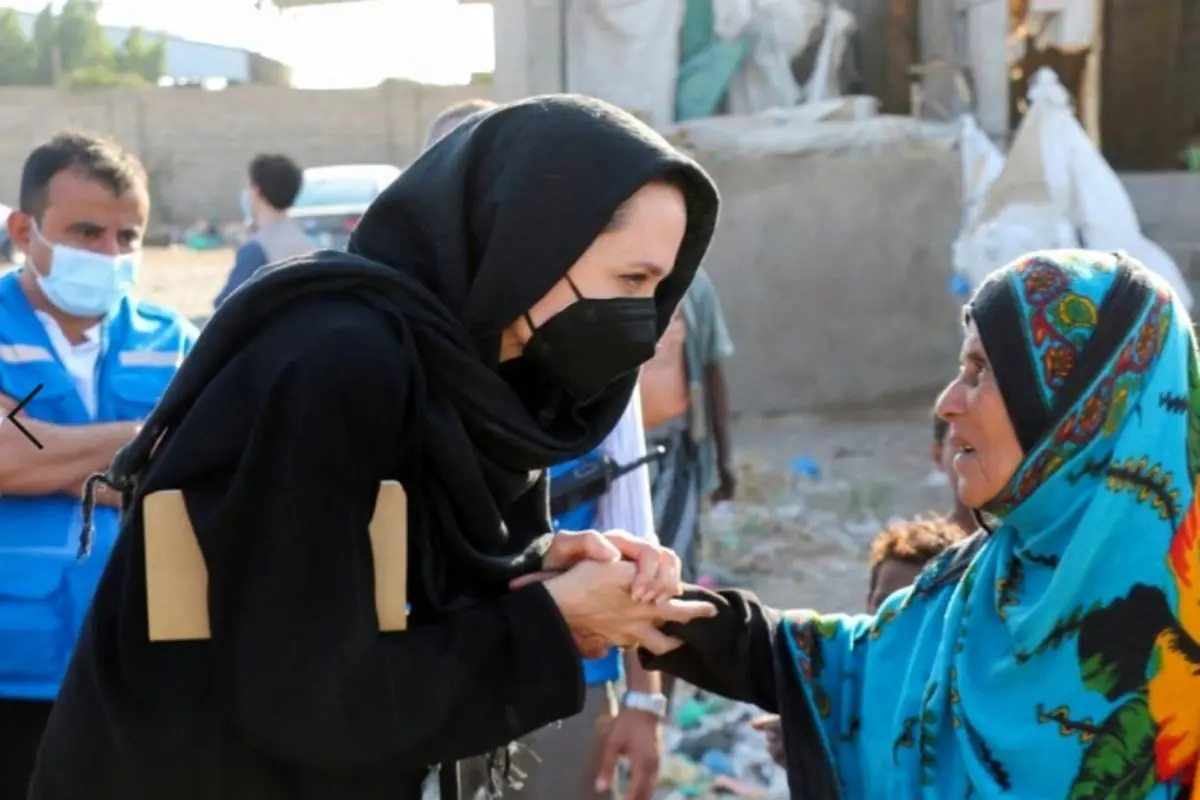 اندوه آنجلینا جولی در میان خانواده‌های آواره یمنی