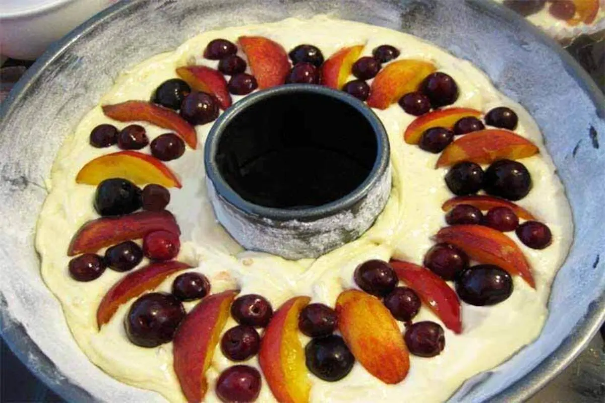 کیک میوه ای آلبالو گیلاس هلو با فندق