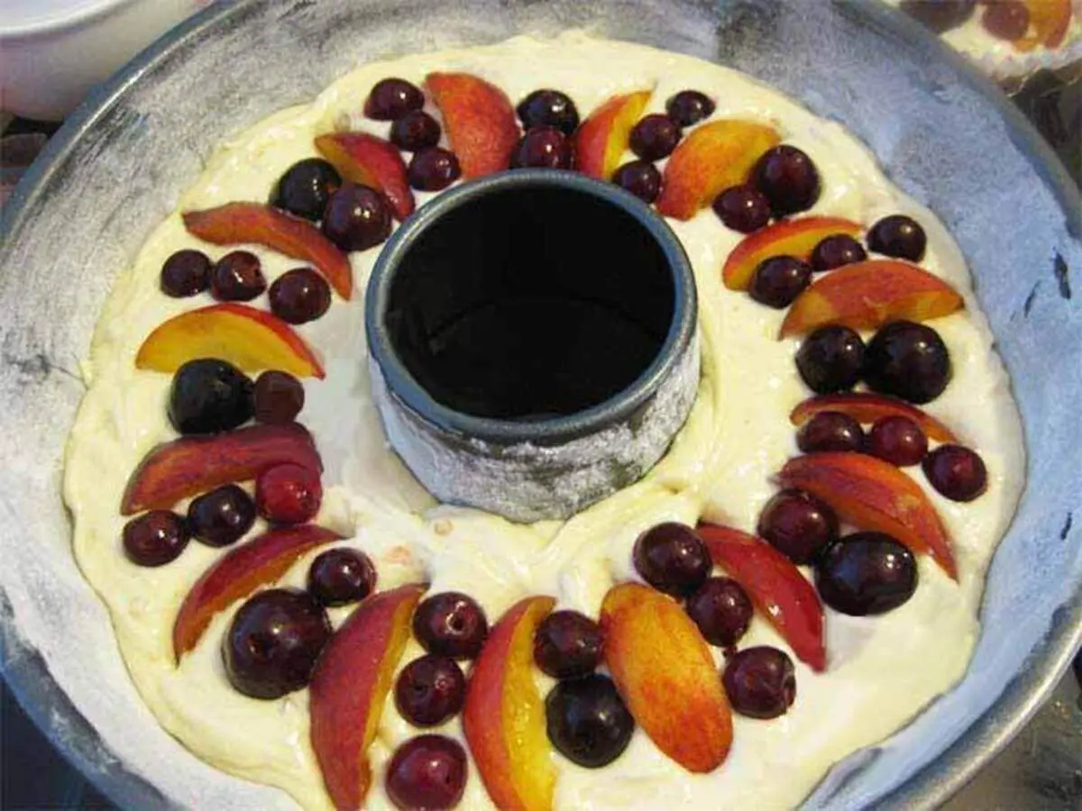 کیک میوه ای آلبالو گیلاس هلو با فندق