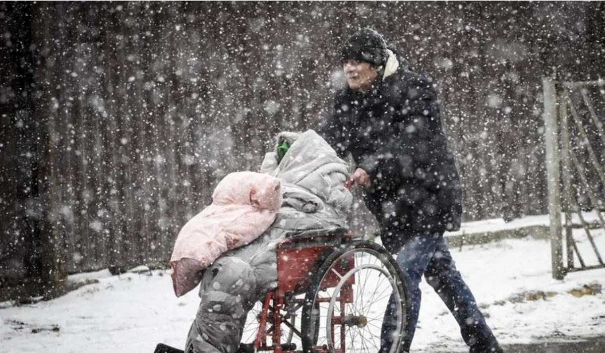 بارش برف و فرار غیرنظامیان از ایرپین اوکراین