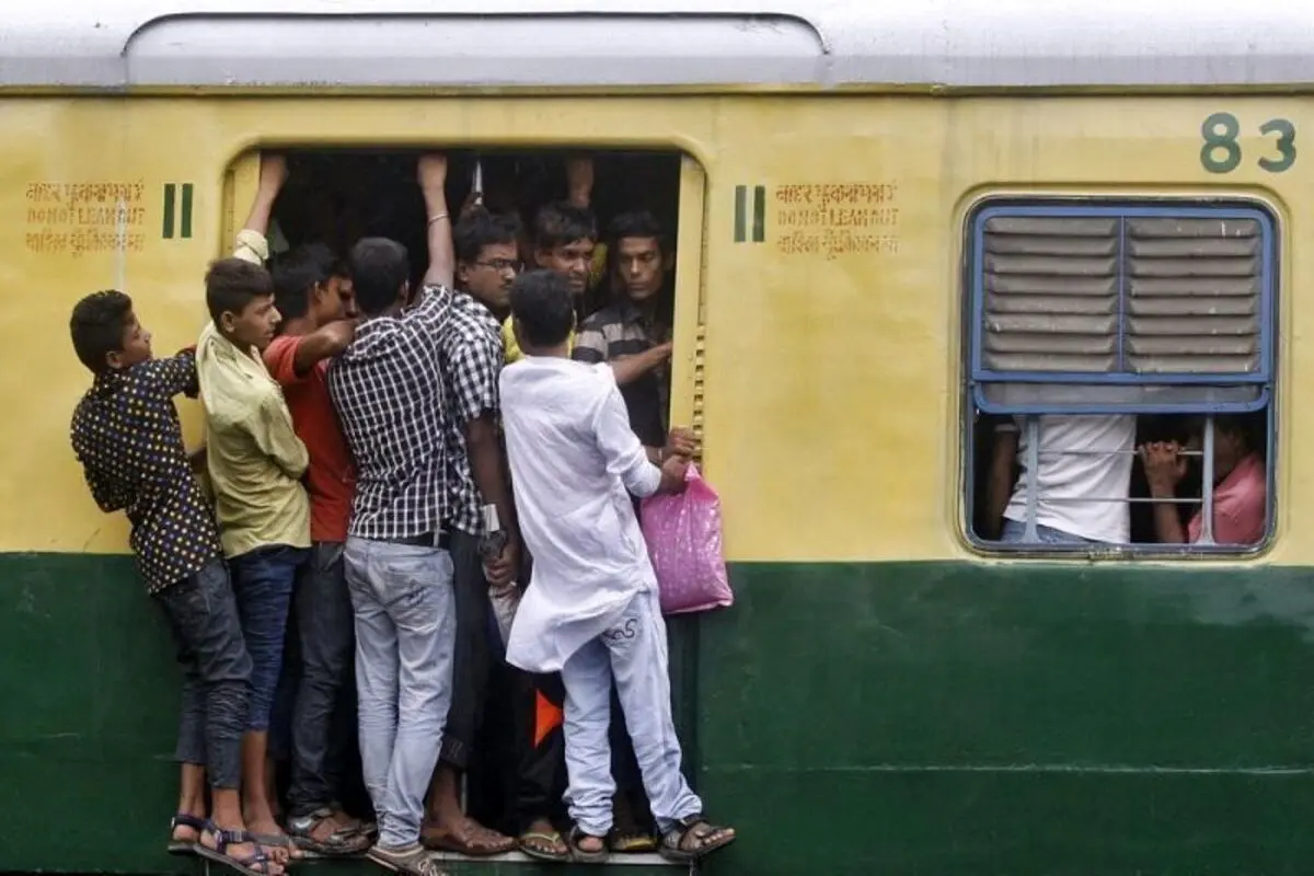 لحظه وحشتناک برخورد قطار با جوان هندی + فیلم