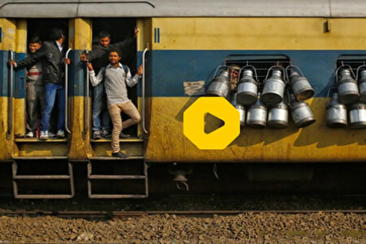 لحظه وحشتناک برخورد قطار با جوان هندی+ فیلم