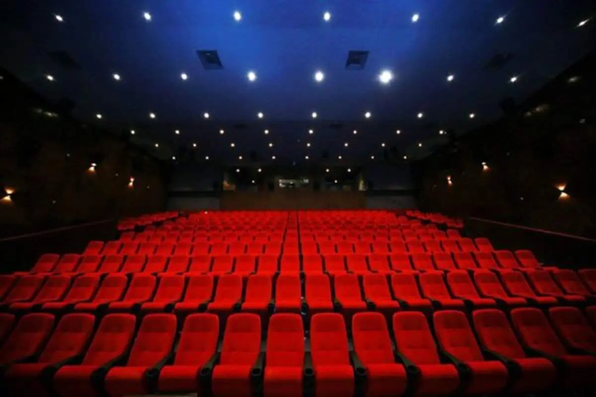 کنایه مجری تلویزیون به افزایش قیمت بلیط سینما: فاتحه سینما را بخوانید! + فیلم