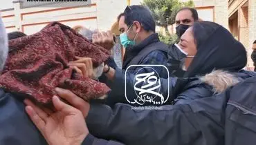 عکسی تلخ و بسیار دردناک از مونا فرجاد در تشییع پیکر مادرش